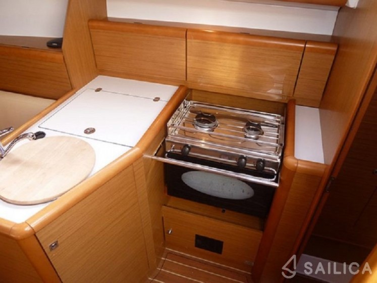 Sun Odyssey 33i - Yacht Charter Sailica