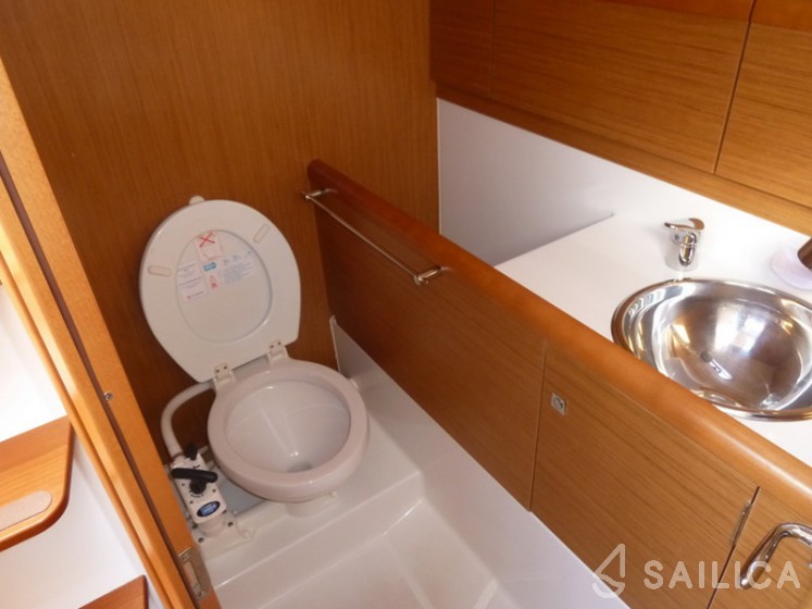 Sun Odyssey 33i - Yacht Charter Sailica