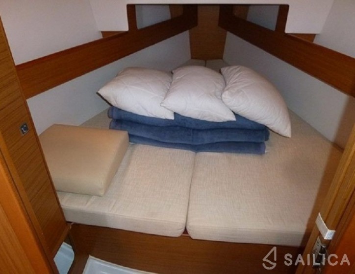Sun Odyssey 33i - Yacht Charter Sailica