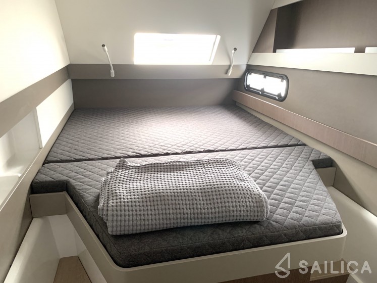 Bali 4.1 - Yacht Charter Sailica