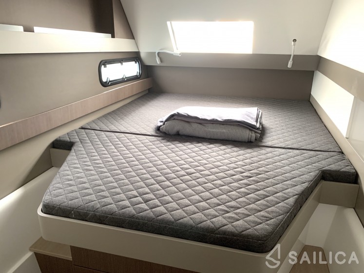Bali 4.1 - Yacht Charter Sailica
