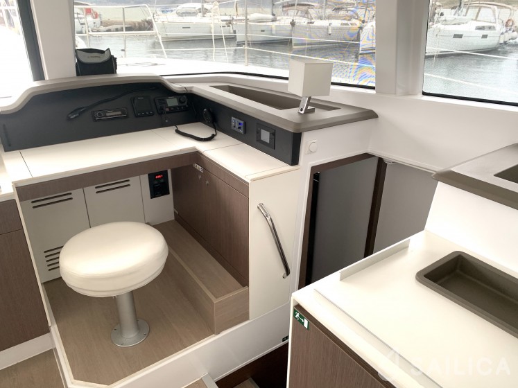 Bali 4.1 - Yacht Charter Sailica
