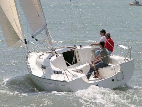 SUN 2500 - Yacht Charter Sailica