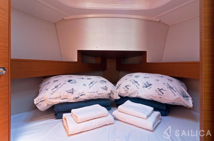 Sun Odyssey 33i - Yacht Charter Sailica