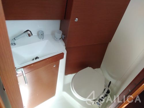 Oceanis 38.1 - Yacht Charter Sailica