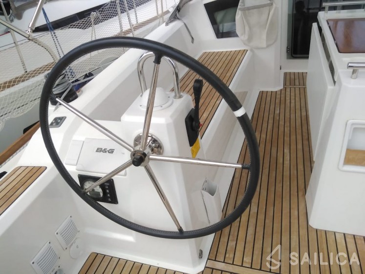 Oceanis 38.1 - Yacht Charter Sailica