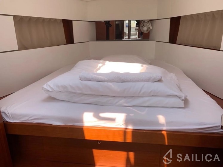 Oceanis 38.1 - Yacht Charter Sailica
