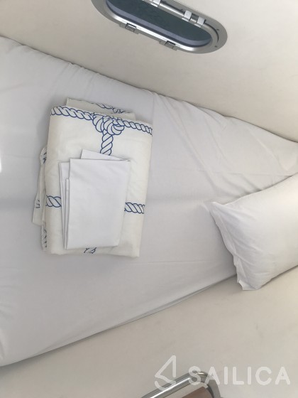 Helia 44 - Yacht Charter Sailica