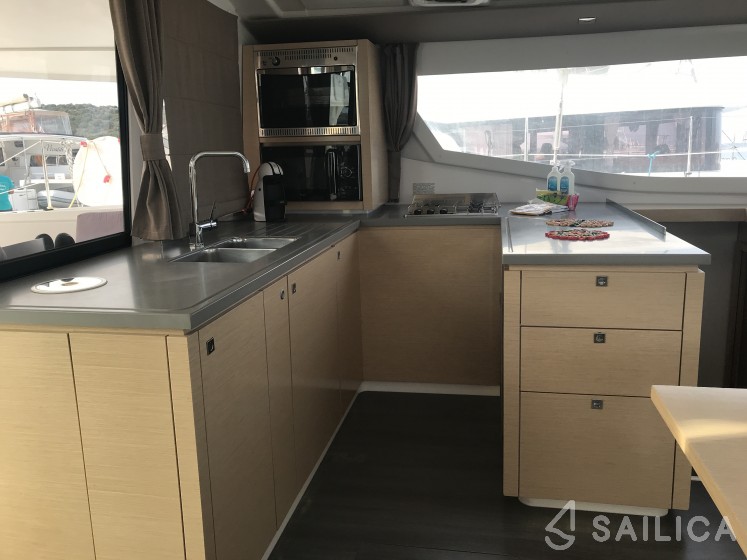 Helia 44 - Yacht Charter Sailica