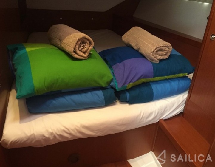 Oceanis 45 - Yacht Charter Sailica