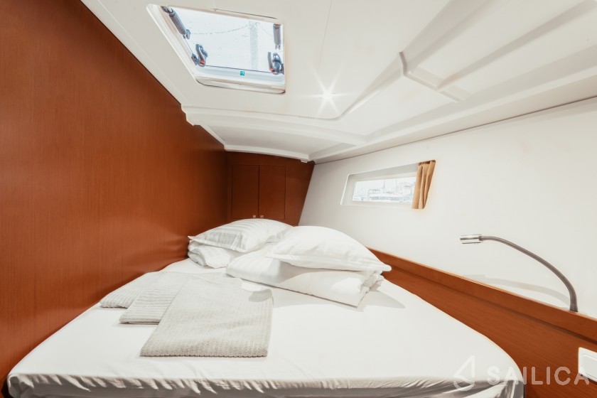 Oceanis 45 - Yacht Charter Sailica