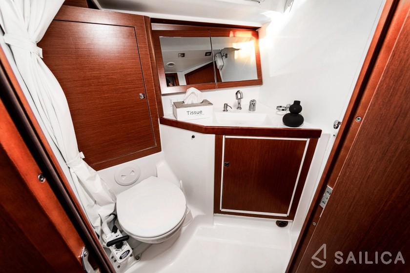 Oceanis 45 - Yacht Charter Sailica