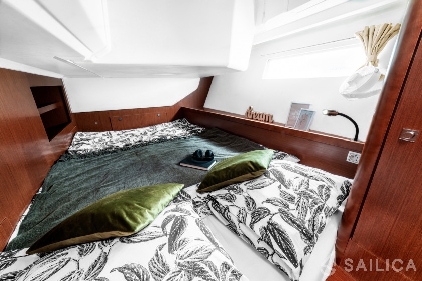 Oceanis 45 - Yacht Charter Sailica