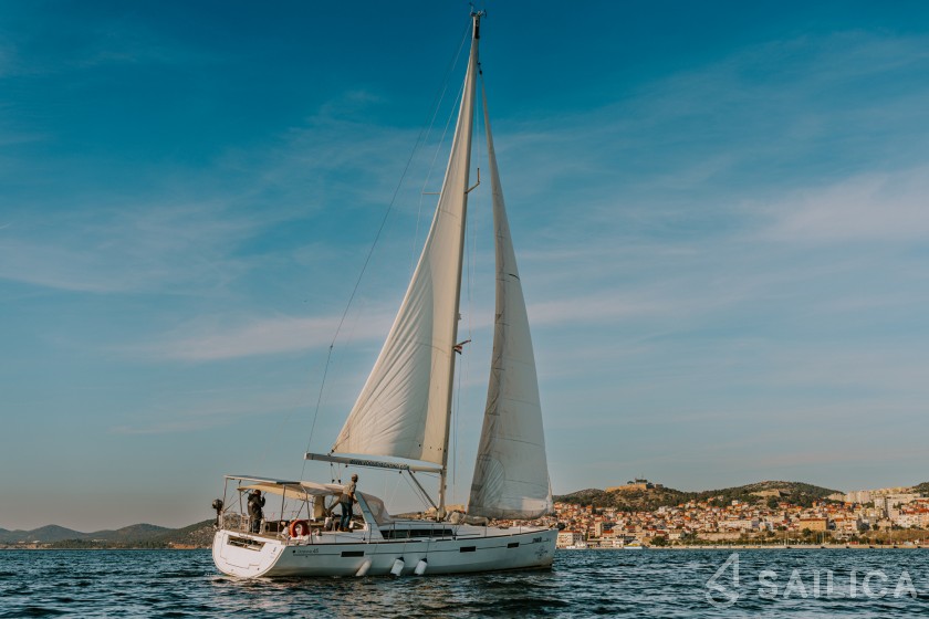 Oceanis 45 - Yacht Charter Sailica