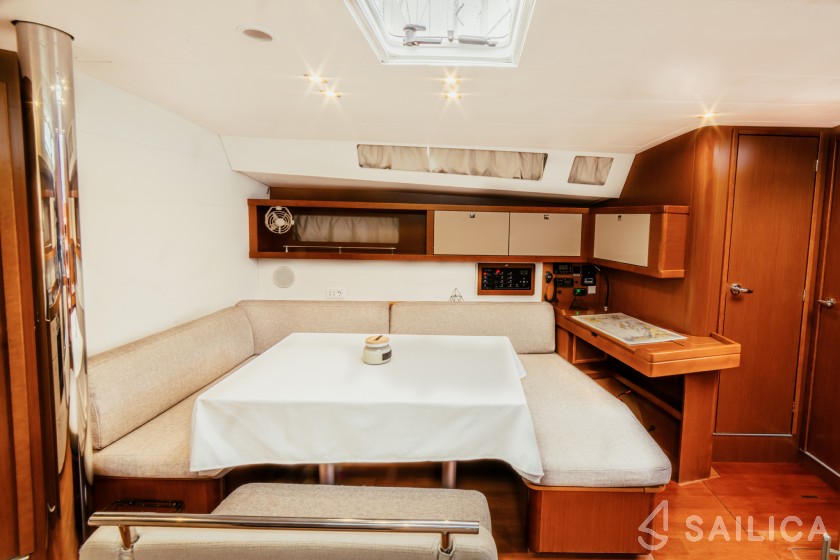 Oceanis 45 - Yacht Charter Sailica