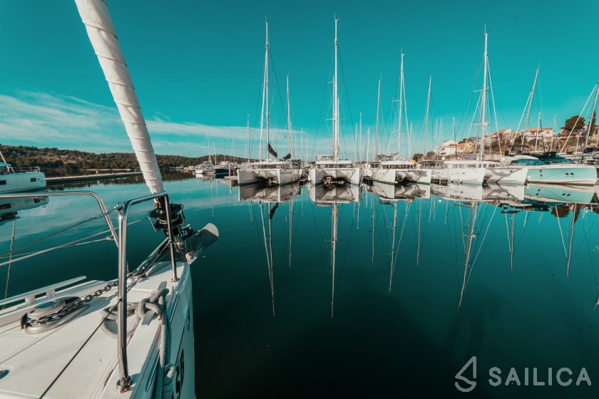 Oceanis 45 - Yacht Charter Sailica
