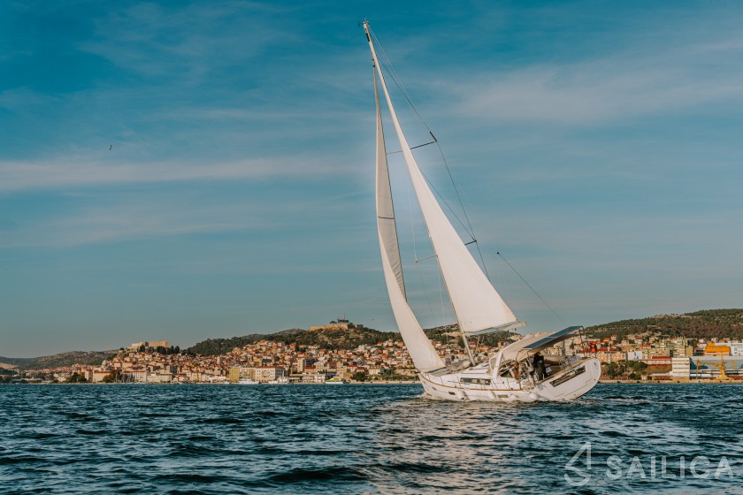 Oceanis 45 - Yacht Charter Sailica