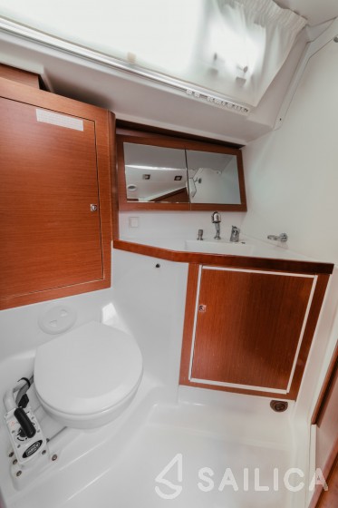 Oceanis 45 - Yacht Charter Sailica