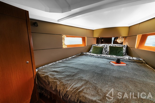 Oceanis 38 - Yacht Charter Sailica