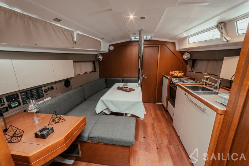 Oceanis 38 - Yacht Charter Sailica