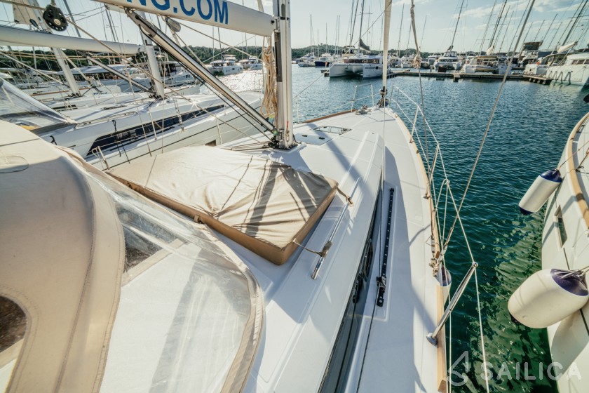 Oceanis 38 - Yacht Charter Sailica