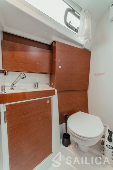Oceanis 38 - Yacht Charter Sailica