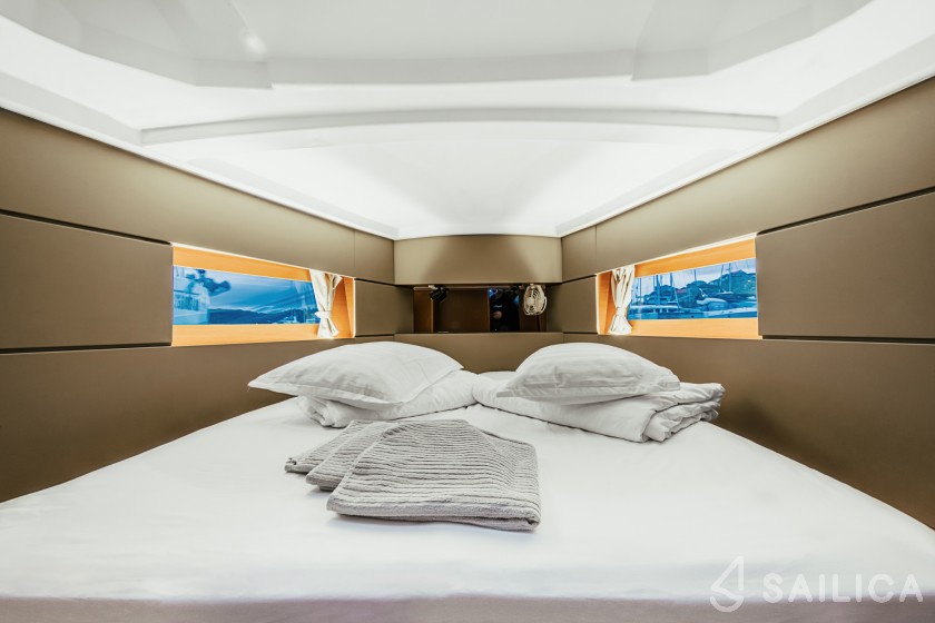 Oceanis 38 - Yacht Charter Sailica