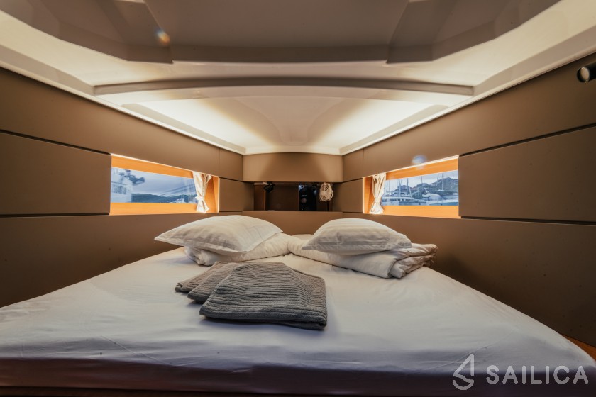 Oceanis 38 - Yacht Charter Sailica