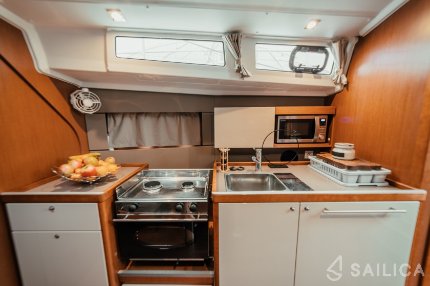 Oceanis 38 - Yacht Charter Sailica