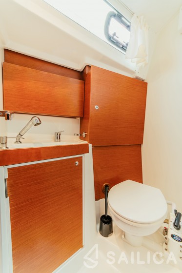 Oceanis 38 - Yacht Charter Sailica