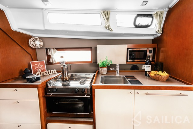 Oceanis 38 - Yacht Charter Sailica