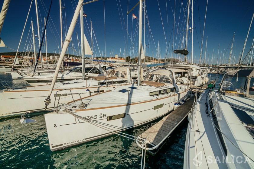 Oceanis 38 - Yacht Charter Sailica