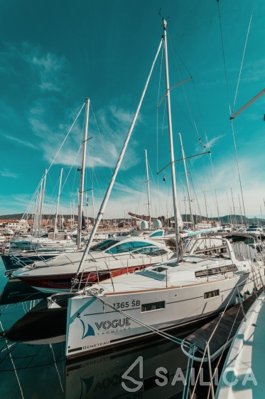 Oceanis 38 - Yacht Charter Sailica
