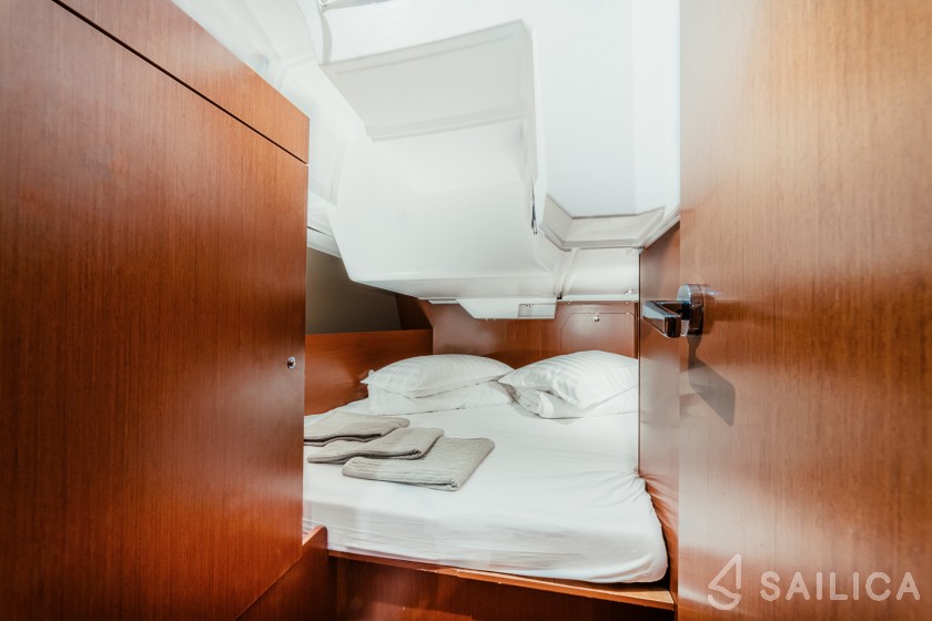 Oceanis 38 - Yacht Charter Sailica