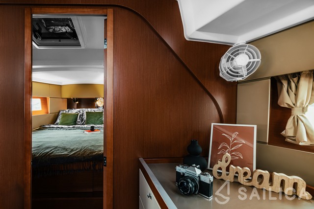Oceanis 38 - Yacht Charter Sailica