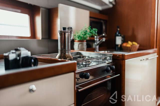 Oceanis 38 - Yacht Charter Sailica