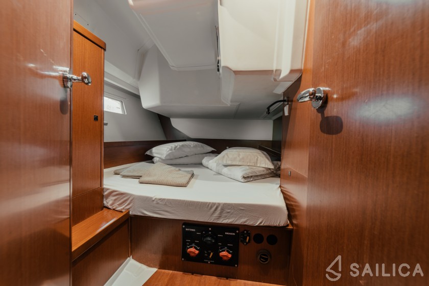 Oceanis 38 - Yacht Charter Sailica