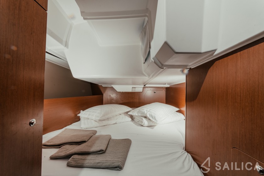 Oceanis 38 - Yacht Charter Sailica
