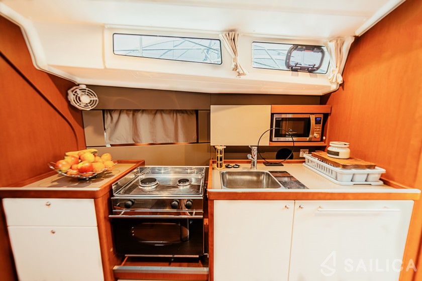 Oceanis 38 - Yacht Charter Sailica