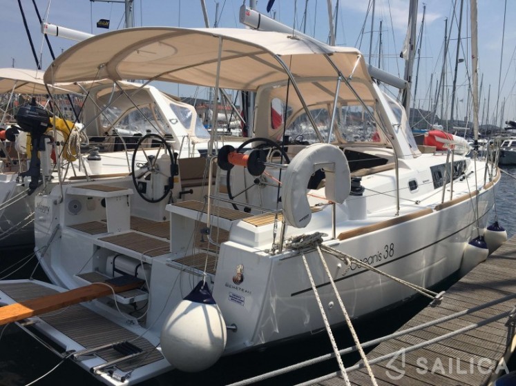 Oceanis 38 - Yacht Charter Sailica