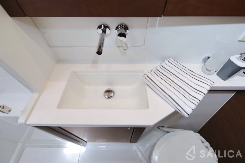 Lagoon 450 S - 4 + 2 cab. - Yacht Charter Sailica