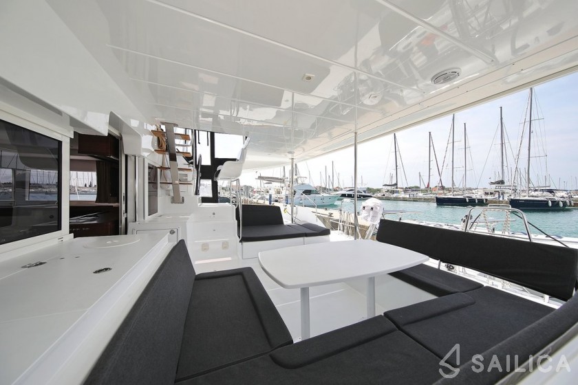 Lagoon 450 S - 4 + 2 cab. - Yacht Charter Sailica