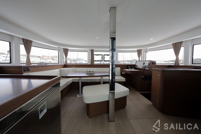 Lagoon 42 - Yacht Charter Sailica