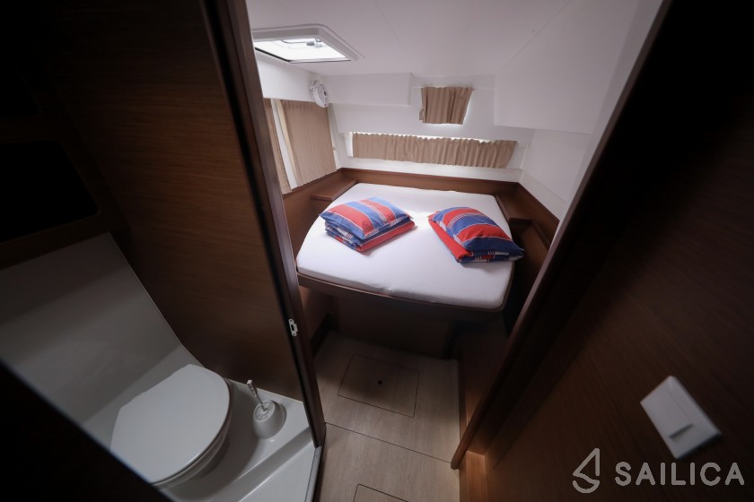 Lagoon 42 - Yacht Charter Sailica