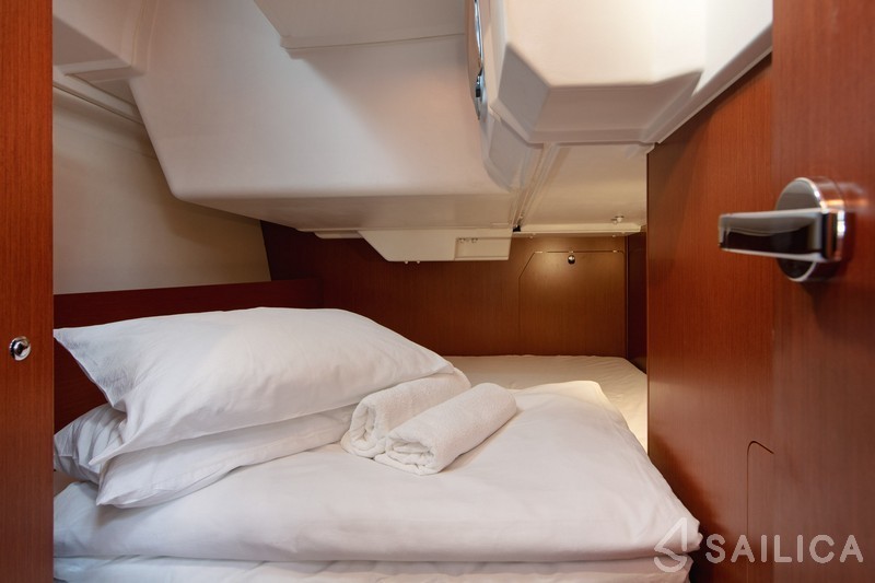 Oceanis 38.1 - Yacht Charter Sailica