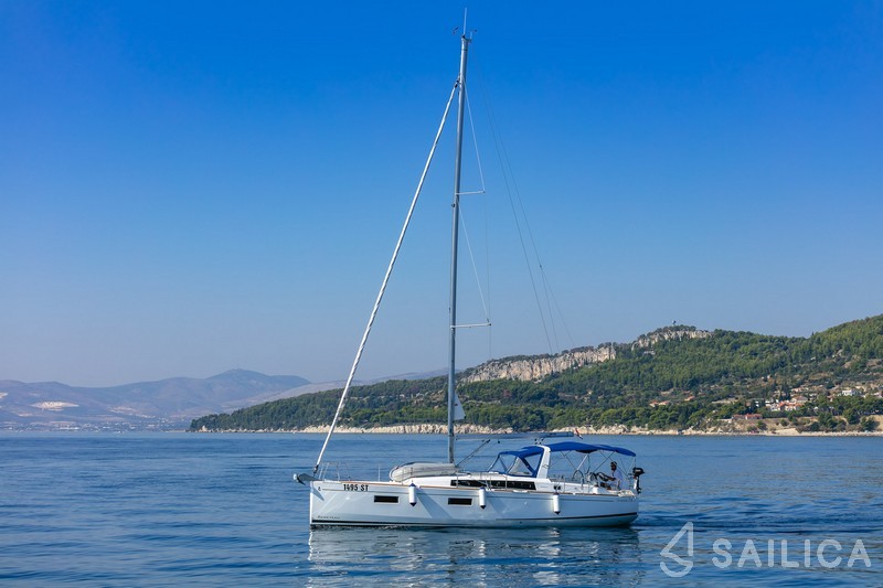 Oceanis 38.1 - Yacht Charter Sailica
