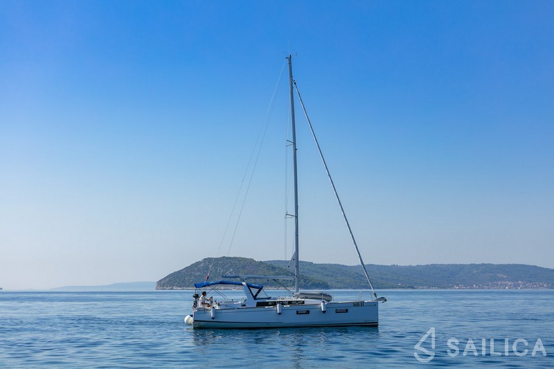 Oceanis 38.1 - Yacht Charter Sailica