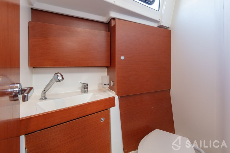 Oceanis 38.1 - Yacht Charter Sailica