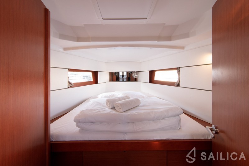 Oceanis 38.1 - Yacht Charter Sailica