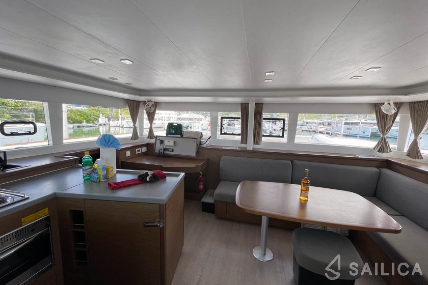 Lagoon 450  Flybridge - Yacht Charter Sailica